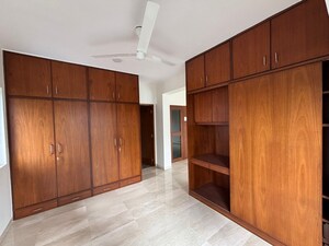 Room in 5 BHK Apartment at Chaitanya Tower, Prabhadevi – for Rent