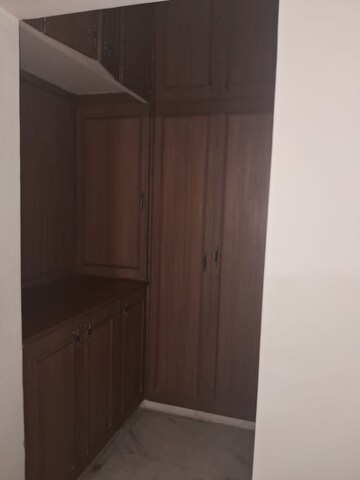 Furnished Amenities in 4 BHK Apartment at Windsor Court, Millers Road – for Rent