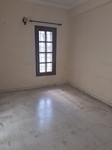 Room in 4 BHK Apartment at Windsor Court, Millers Road – for Rent