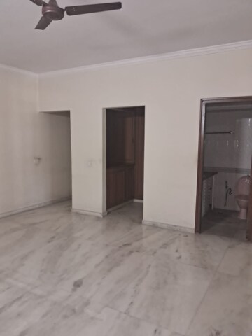 Room in 4 BHK Apartment at Windsor Court, Millers Road – for Rent