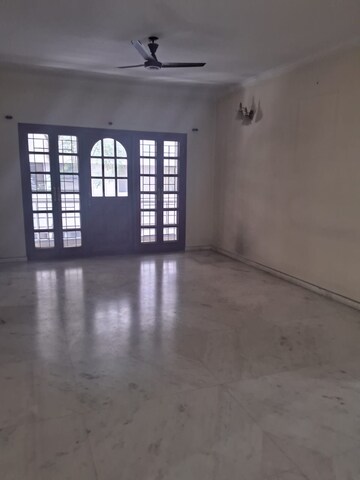 Room in 4 BHK Apartment at Windsor Court, Millers Road – for Rent