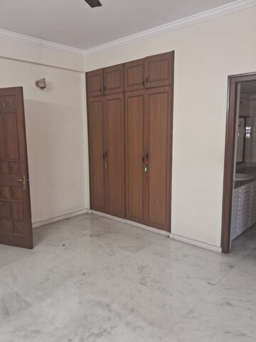 Room in 4 BHK Apartment at Windsor Court, Millers Road – for Rent