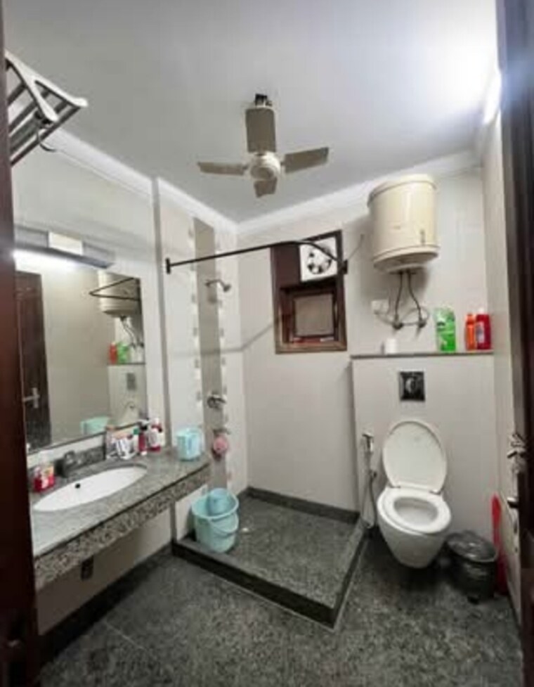 Attached Bathroom, kailash colony 3 Bedroom 1700 Sq.Ft. Builder Floor In Kailash Colony Delhi 9473340