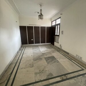 Room in 3 BHK Builder Floor at Sector 21b – for Rent