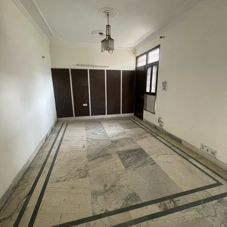 Room, sector 21b 3 Bedroom 500 Sq.Yd. Builder Floor In Sector 21b Faridabad 9473358
