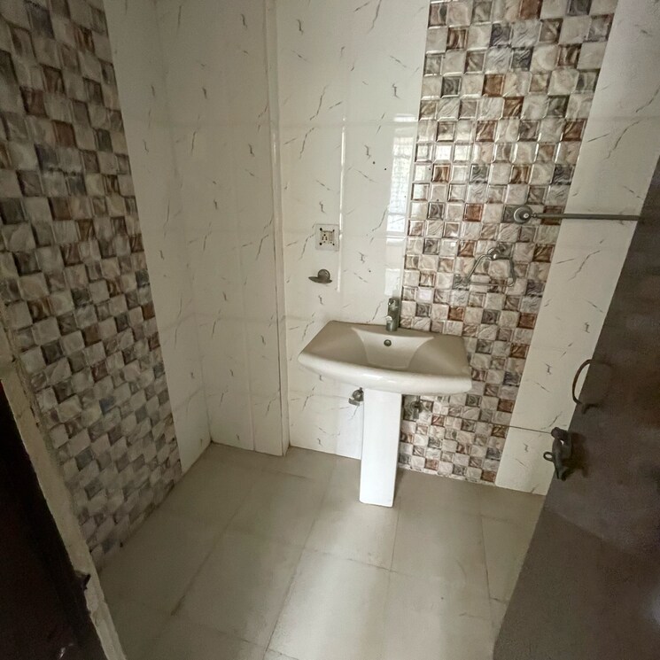 Bathroom, sector 21b 3 Bedroom 500 Sq.Yd. Builder Floor In Sector 21b Faridabad 9473358