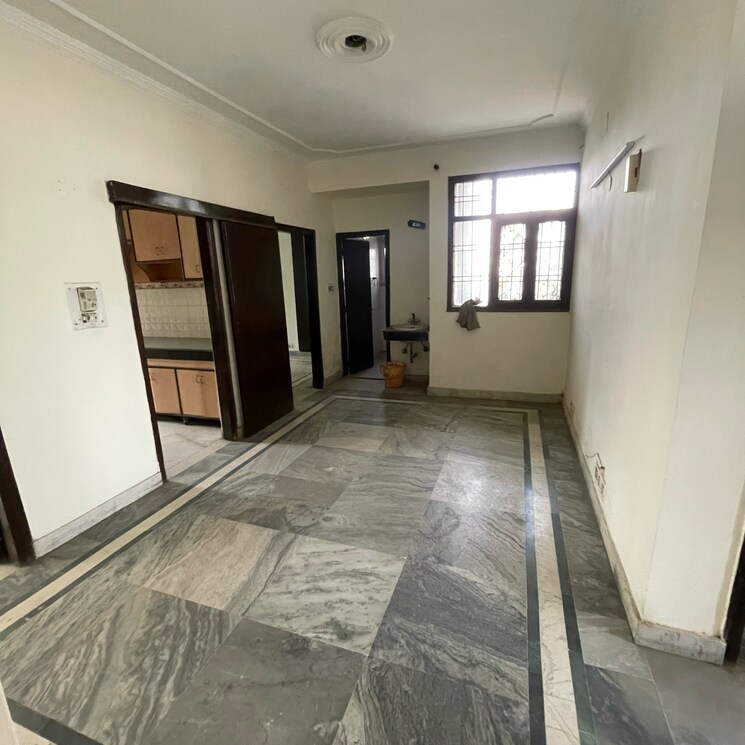 Room, sector 21b 3 Bedroom 500 Sq.Yd. Builder Floor In Sector 21b Faridabad 9473358