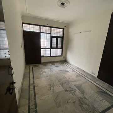 Room in 3 BHK Builder Floor at Sector 21b – for Rent