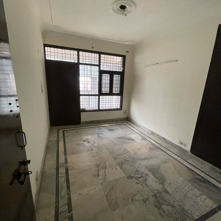Room, sector 21b 3 Bedroom 500 Sq.Yd. Builder Floor In Sector 21b Faridabad 9473358