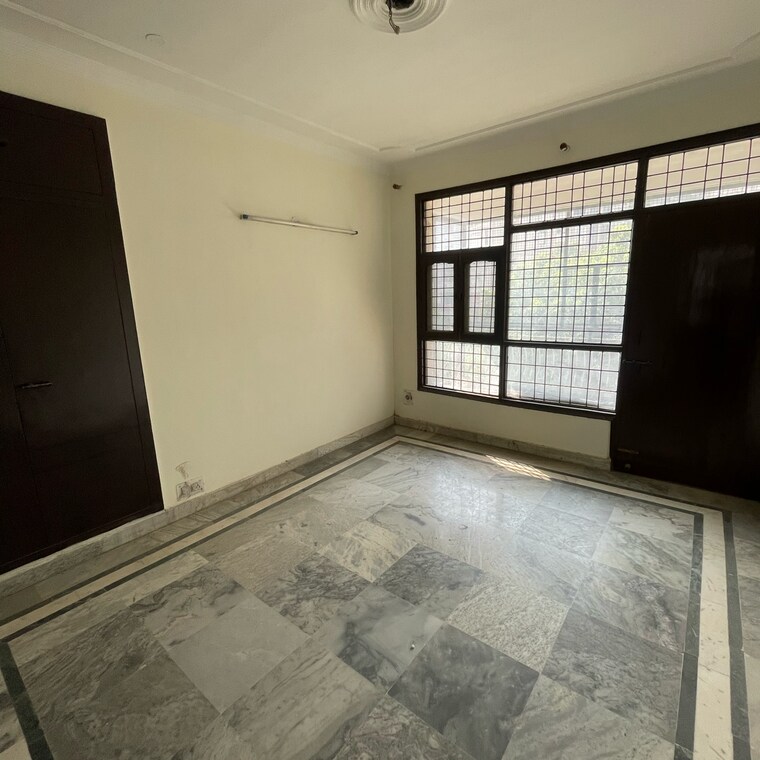 Room, sector 21b 3 Bedroom 500 Sq.Yd. Builder Floor In Sector 21b Faridabad 9473358