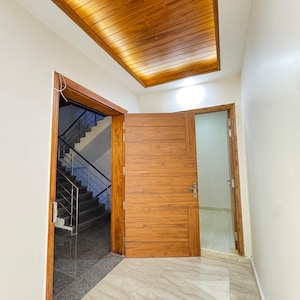 Room in 3 BHK Builder Floor at Sector 21c – for Rent