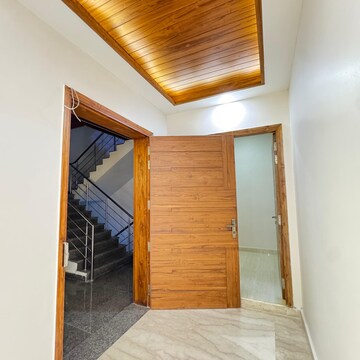 Room in 3 BHK Builder Floor at Sector 21c – for Rent