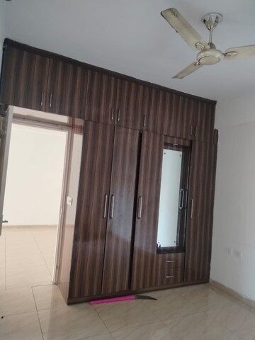 Room in 3 BHK Apartment at Gaur Atulyam, Omicron I Greater Noida – for Rent