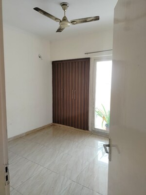 Room in 3 BHK Apartment at Gaur Atulyam, Omicron I Greater Noida – for Rent