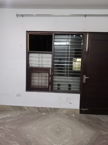 Room in 3.5 BHK Builder Floor at Ansals Sushant City – for Rent