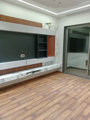 Room in 3.5 BHK Builder Floor at Ansals Sushant City – for Rent