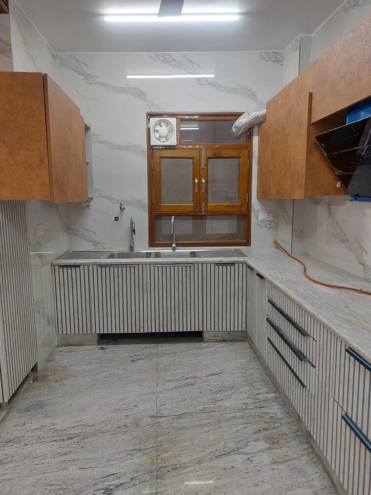 Balcony, jangpura 3 Bedroom 200 Sq.Yd. Builder Floor In Jangpura Delhi 9473437