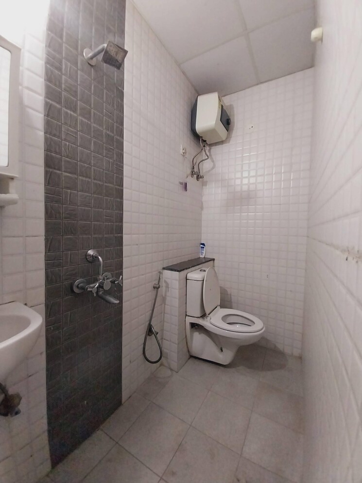 Bathroom, dlf-city-phase-v 2.5 Bedroom 1000 Sq.Ft. Apartment In Dlf Phase V Gurgaon 9473506