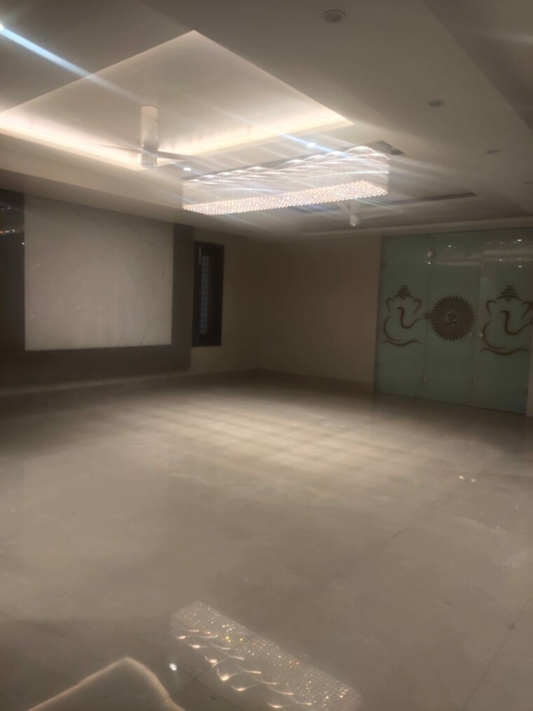 Room, niti khand 5 Bedroom 350 Sq.Mt. Apartment In Niti Khand Ghaziabad 9473540