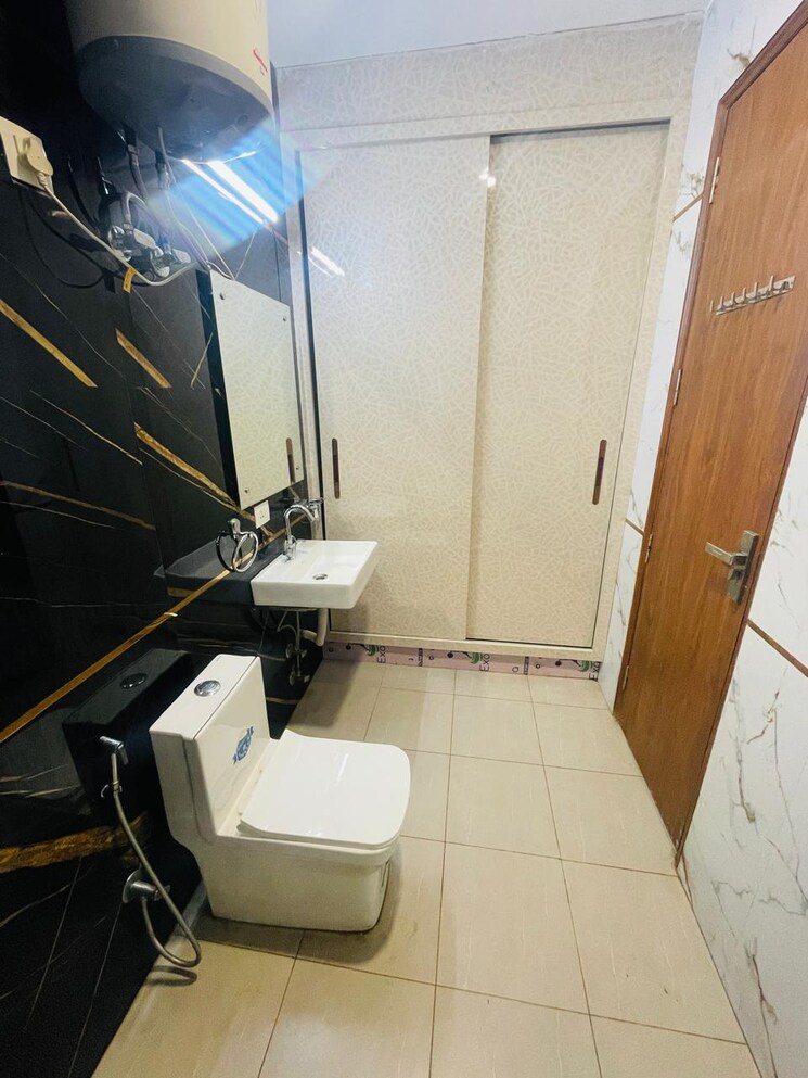 Bathroom, central-park-i 3 Bedroom 1950 Sq.Ft. Apartment In Sector 42 Gurgaon 9473551