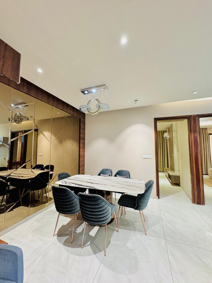Dining area, patiala road 3 Bedroom 200 Sq.Yd. Apartment In Patiala Road Zirakpur 9473588