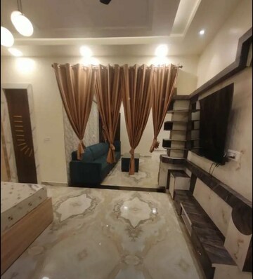 Room in 3 BHK Apartment at Hazratganj – for Rent