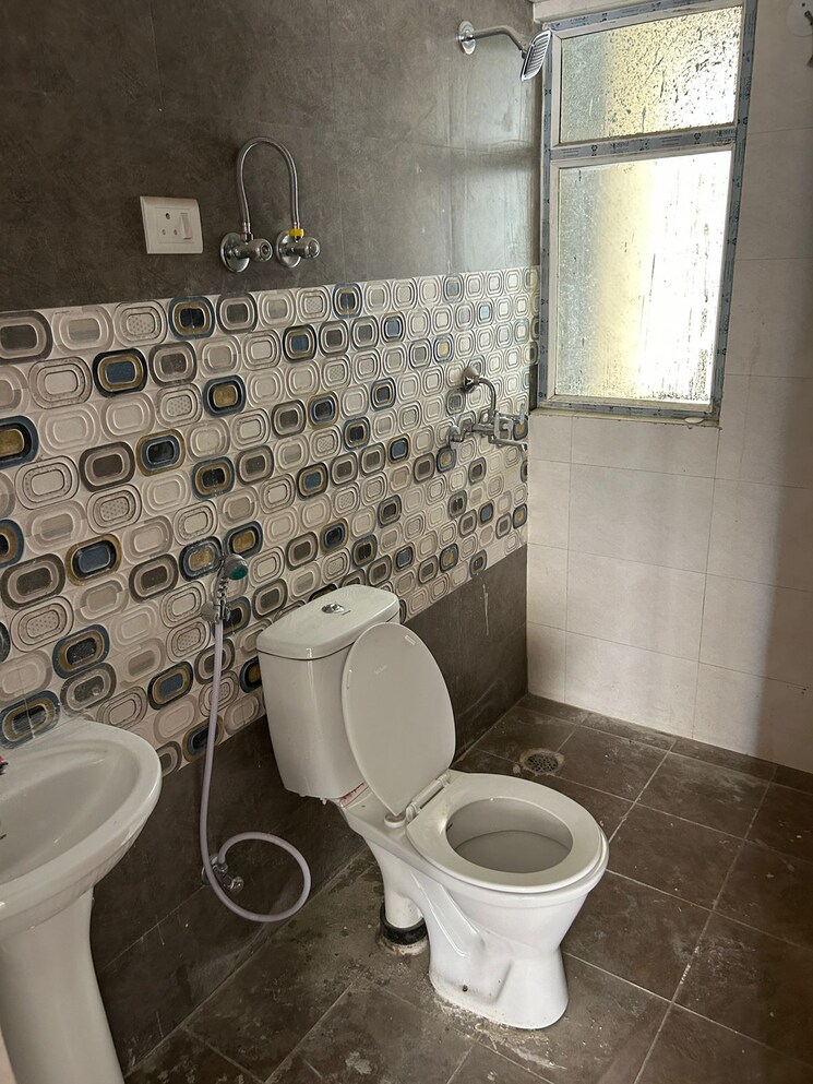 Bathroom, wave-dream-homes 2 Bedroom 808 Sq.Ft. Apartment In Wave City Ghaziabad 9473668
