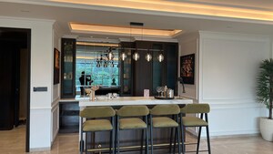 Room in 5 BHK Apartment at Malabar Hill – for Sale