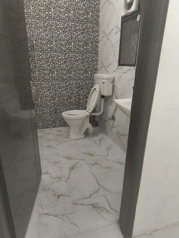 Bathroom, vasant kunj 4 Bedroom 2000 Sq.Ft. Apartment In Vasant Kunj Delhi 9473753