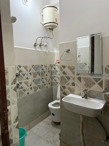 Bathroom in 1 BHK Builder Floor at Uttam Nagar – for Rent