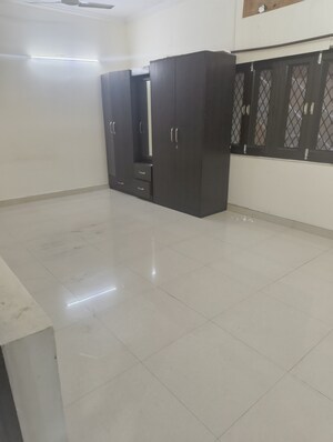 Room in 4 BHK Apartment at Vasant Kunj – for Sale