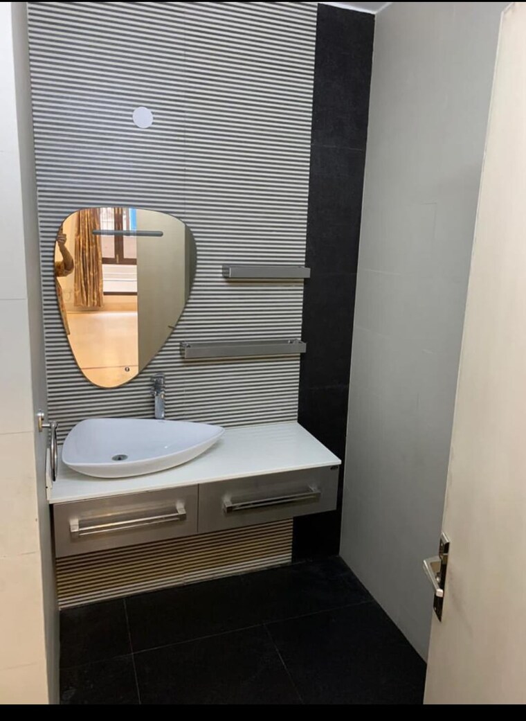 Bathroom, east of kailash 5 Bedroom 180 Sq.Yd. Independent House In East Of Kailash Delhi 9473854