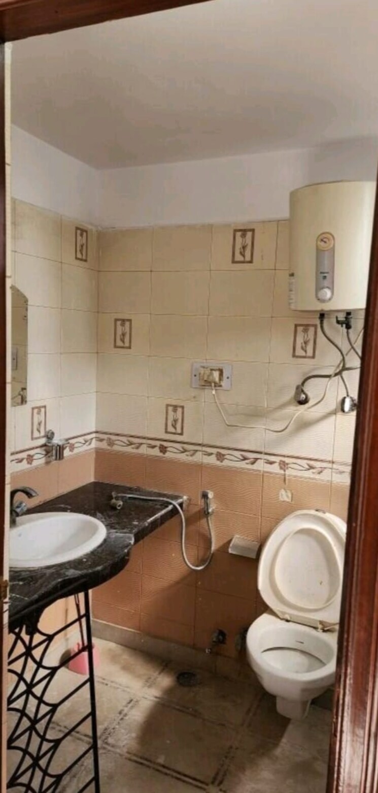 Bathroom, mass-apartment 3 Bedroom 1900 Sq.Ft. Apartment In Sector 10 Dwarka Delhi 9473843