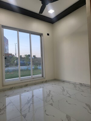 Room in 2 BHK Apartment at Kalpataru Immensa B, Kolshet Road – for Rent