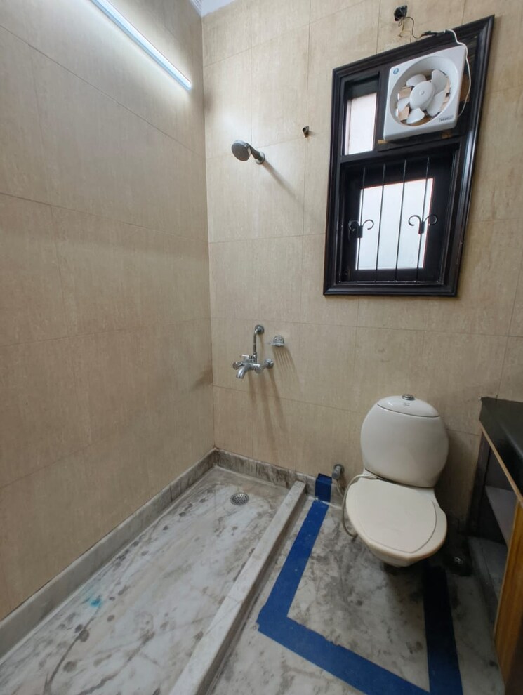 Bathroom, sukhdev vihar 4 Bedroom 2700 Sq.Ft. Builder Floor In Sukhdev Vihar Delhi 9473896