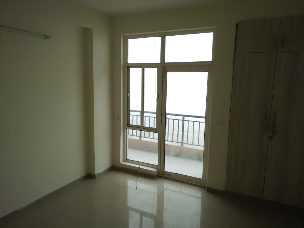 3 BHK + Servant Room Apartment For Rent in Omaxe R2