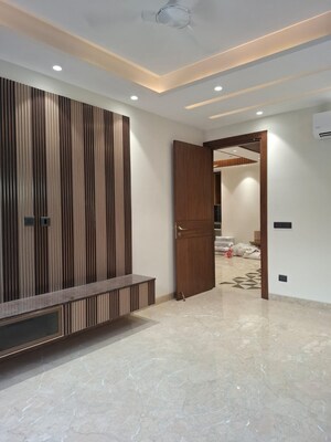 Building Lobby in 5 BHK Builder Floor at Nirvana Courtyard, Sector 50 – for Sale