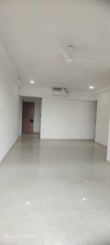 Room in 2 BHK Apartment at Shapoorji Pallonji Vicinia, Powai – for Rent