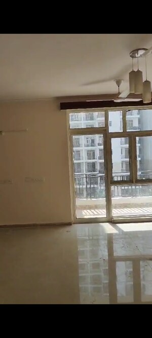 Room in 3 BHK Apartment at Omaxe Waterscapes, Gomti Nagar – for Rent