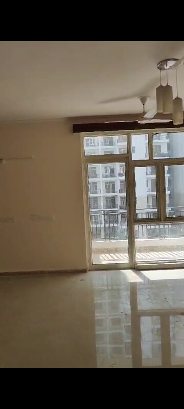 Room in 3 BHK Apartment at Omaxe Waterscapes, Gomti Nagar – for Rent