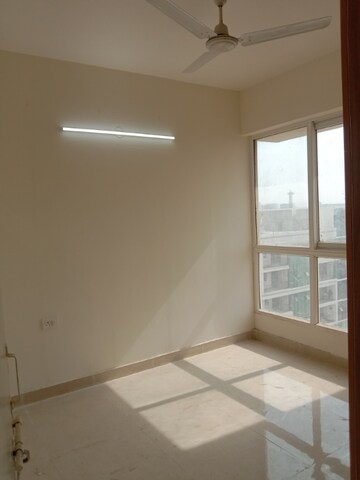 Room in 2 BHK Apartment at Signature Global Prime, Sector 63a – for Rent