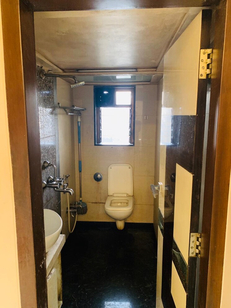 Bathroom, kandivali east 1 Bedroom 400 Sq.Ft. Apartment In Kandivali East Mumbai 9474060