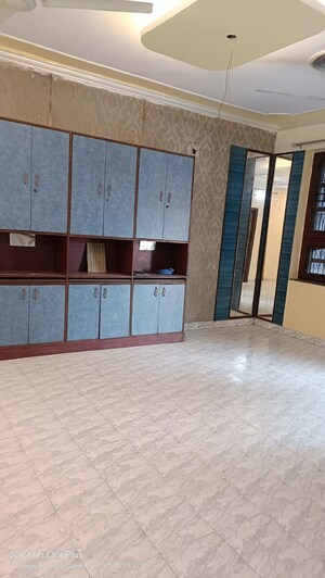 Room in 2 BHK Builder Floor at Espire Towers, Sector 37 – for Rent