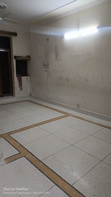 Room in 3 BHK Builder Floor at Espire Towers, Sector 37 – for Rent