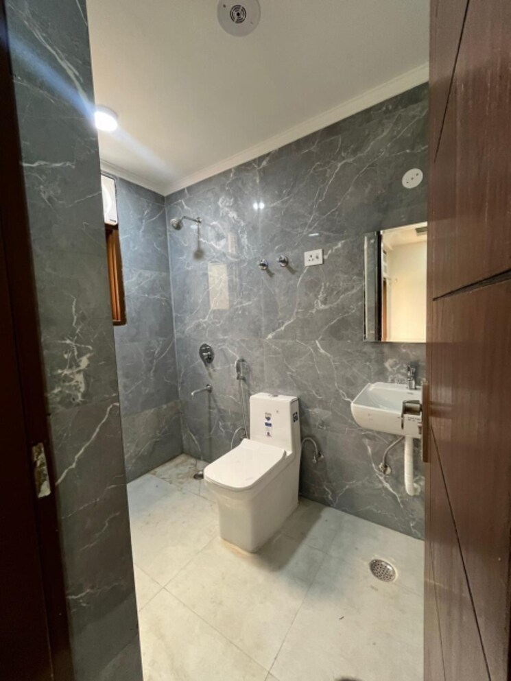 Bathroom, freedom fighters enclave 2 Bedroom 1200 Sq.Ft. Apartment In Freedom Fighters Enclave Delhi 9474291