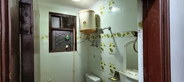 Bathroom in 1 BHK Builder Floor at Saket – for Rent