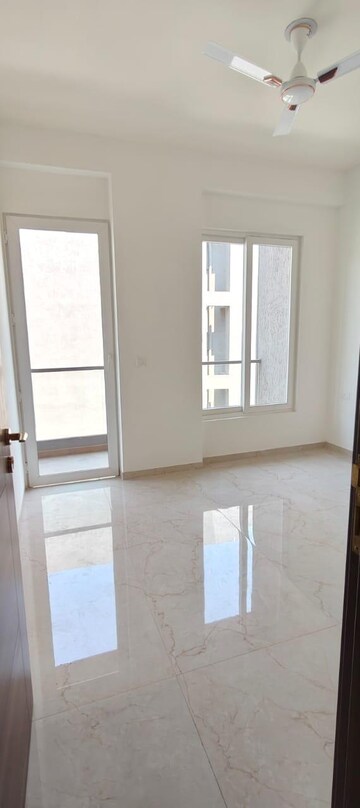 Room in 3 BHK Builder Floor at Smart World Orchard, Sector 61 – for Rent