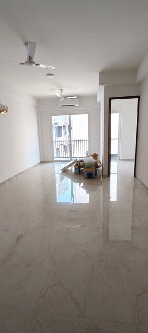Room in 3 BHK Builder Floor at Smart World Orchard, Sector 61 – for Rent