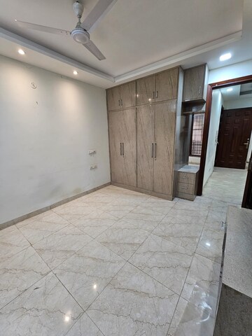 Building Lobby in 2 BHK Builder Floor at Royal Homez, Sector 43 – for Rent