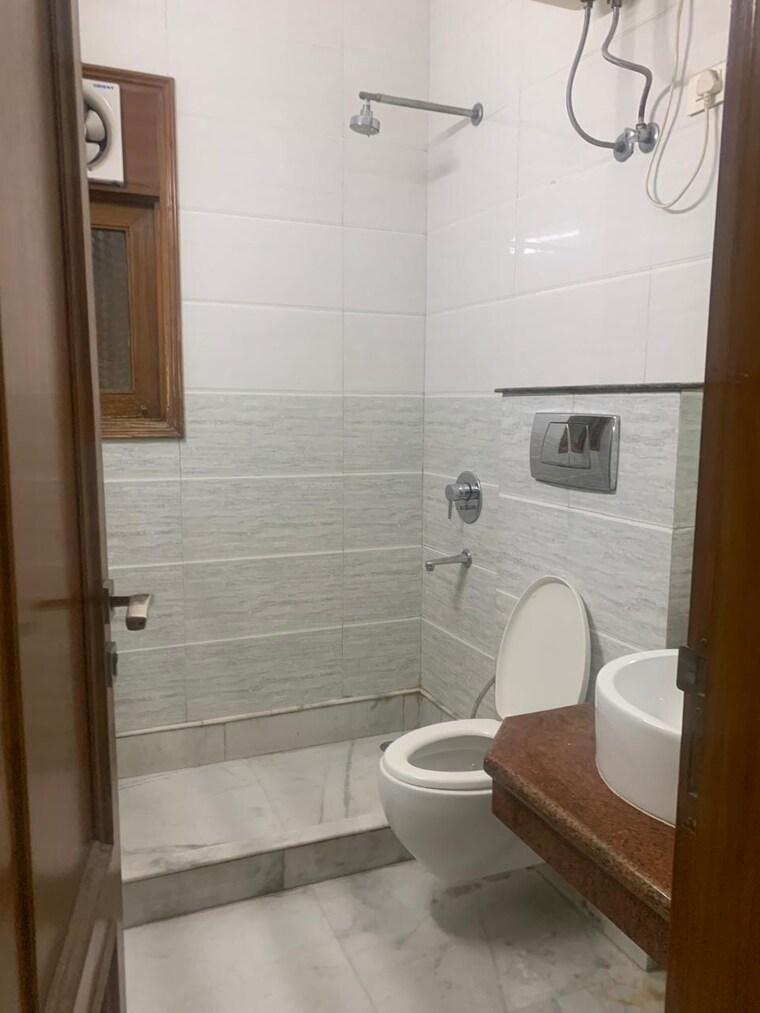 Bathroom, nehru enclave 3 Bedroom 1850 Sq.Ft. Builder Floor In Nehru Enclave Delhi 9474455